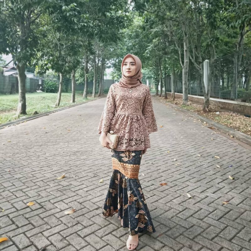 Kebaya Brokat & Batik